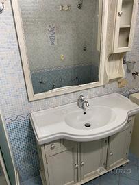 Mobile bagno con specchiera e lavabo
