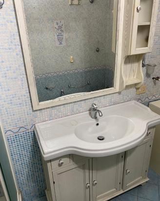 Mobile bagno con specchiera e lavabo