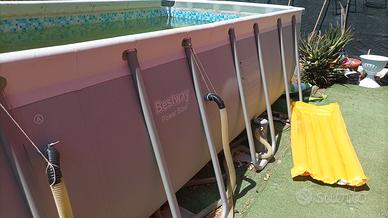 piscina con pompa e scala 