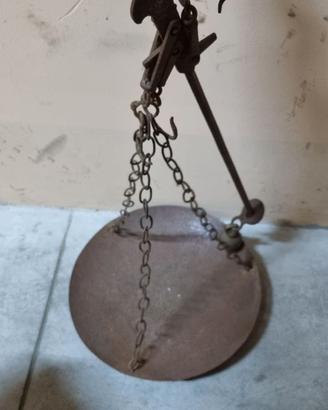 Bilancia a bilico antica in ferro con pesetto