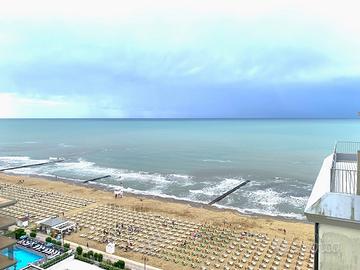 Meraviglioso fronte mare 13° piano