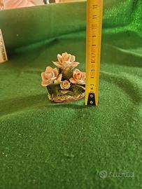 Miniatura floreale in porcellana – rose lavorate 