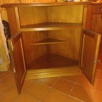 Mobile ad angolo in legno porta TV