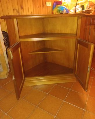 Mobile ad angolo in legno porta TV