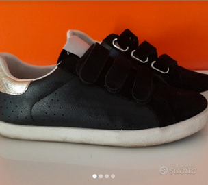 Sneackers nere ed oro con strap