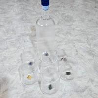 Set bicchieri con bottiglia in vetro