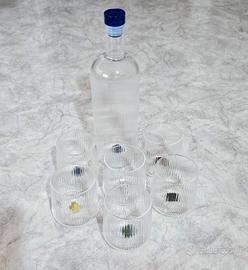 Set bicchieri con bottiglia in vetro