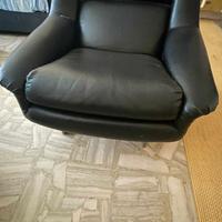 Poltrona simil pelle nera, anni '60 e poggiapiedi