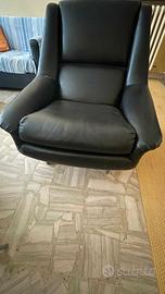 Poltrona simil pelle nera, anni '60 e poggiapiedi