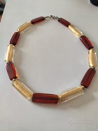 Collana di resina color ambra e color oro