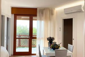 Frontealmare con piscine parco e parcheggio