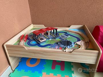 Tavolo in legno con pista trenino 78x69x32