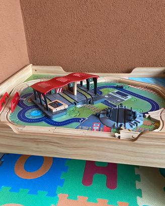 Tavolo in legno con pista trenino 78x69x32
