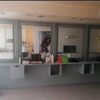 Quattro postazioni di lavoro per parrucchieri 