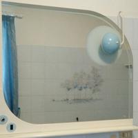 Specchio con luce e presa elettrica