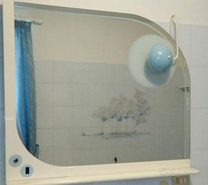 Specchio con luce e presa elettrica