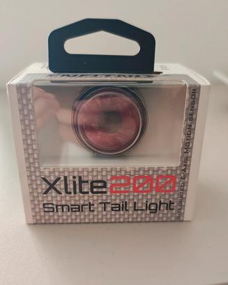 luce poster. fanale intelligente Xlite200 in carbo