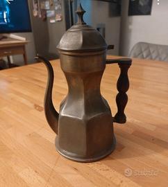 Teiera in peltro 95% con manico in legno h23