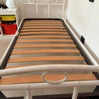 Letto singolo in vimini con rete a doghe