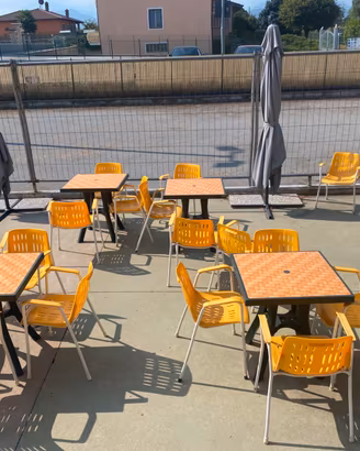 Ombrelloni e 10 tavoli 70x70 piu sedie