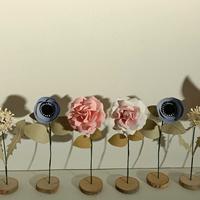 Fiori di carta su base di legno 