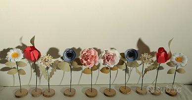 Fiori di carta su base di legno 