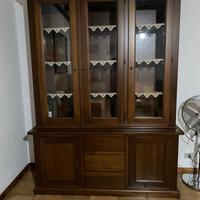 Credenza in legno massello con ante in vetro