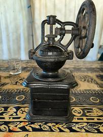 Antico macina caffè in ghisa