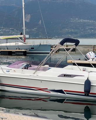 Motoscafo veloce, natante solo lago