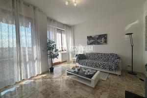 QUADRILOCALE CON BOX E CANTINA