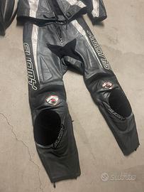 Tuta in pelle moto e casco