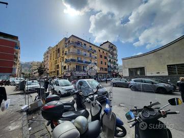NEGOZIO A NAPOLI