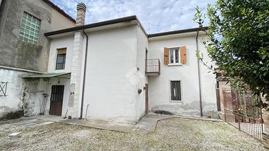 VILLA A SCHIERA A GUIDIZZOLO