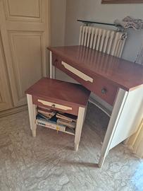 scrivania e comodino 