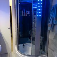 Cabina angolare con sauna vasca idromass.