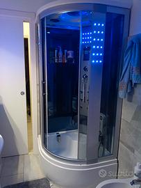 Cabina angolare con sauna vasca idromass.