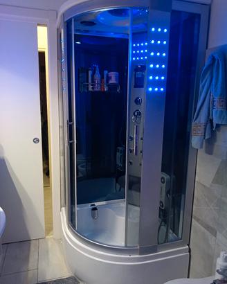 Cabina angolare con sauna vasca idromass.