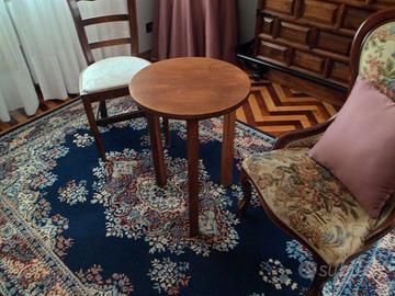 TAVOLINO  ROTONDO IN LEGNO A 3 GAMBE
