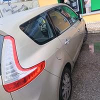 automobile Renault grand scenic