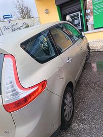 automobile Renault grand scenic