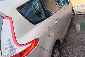 automobile Renault grand scenic
