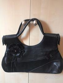 Borsa in pelle nera con fiore