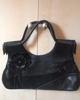 Borsa in pelle nera con fiore