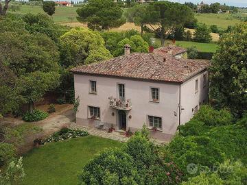 Rustico / Casale di 500 m² con 5 locali e box auto