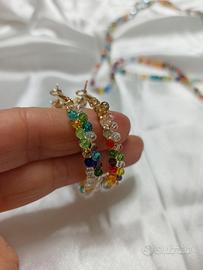 Set orecchini e collana in pietruzze colorate.