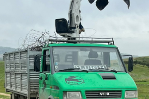 Iveco daily con gru e pinza per rottami