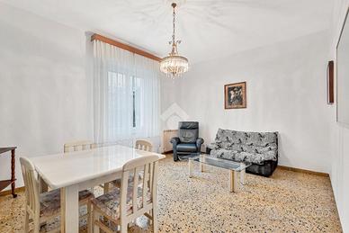 4 LOCALI A LA SPEZIA