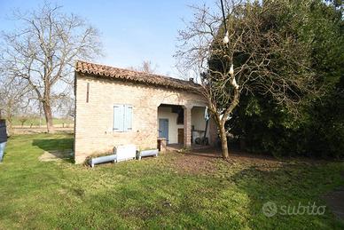 Rustico / Casale di 589 m² con più di 5 locali e b