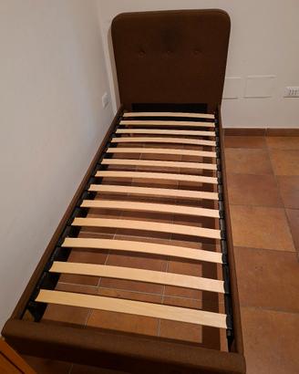 Letto singolo imbottito marrone con rete a doghe