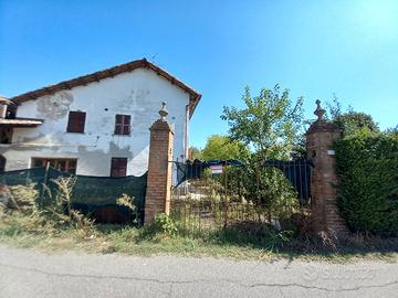 Casa da ristrutturare libera su tre lati